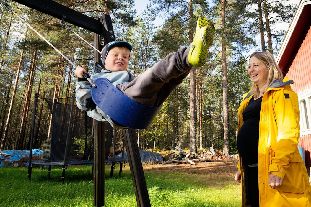 Virpi Saarinen ajatteli vielä yli kolmikymppisenä, ettei saisi ikinä lapsia. Noel täyttää pian neljä vuotta ja pikkusisaruksen odotellaan syntyvän marraskuun lopussa.