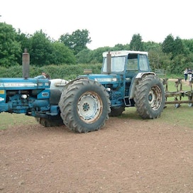 Essexin Maldonissa toimineen Doen suurin malli oli kahdesta Ford 7000 -mallista yhdistetty Doe 180. SAE-hevosvoimia yhdistelmässä oli 202. Tandem-traktoreiden suosio alkoi 60-luvun lopulla hiipua. Myös Englannin uudet turvaohjaamomääräykset hankaloittivat tuotannon jatkamista: hytin kun olisi pitänyt kestää kahden traktorin paino. Viimeiset Doet valmistuivat 70-luvun alussa.