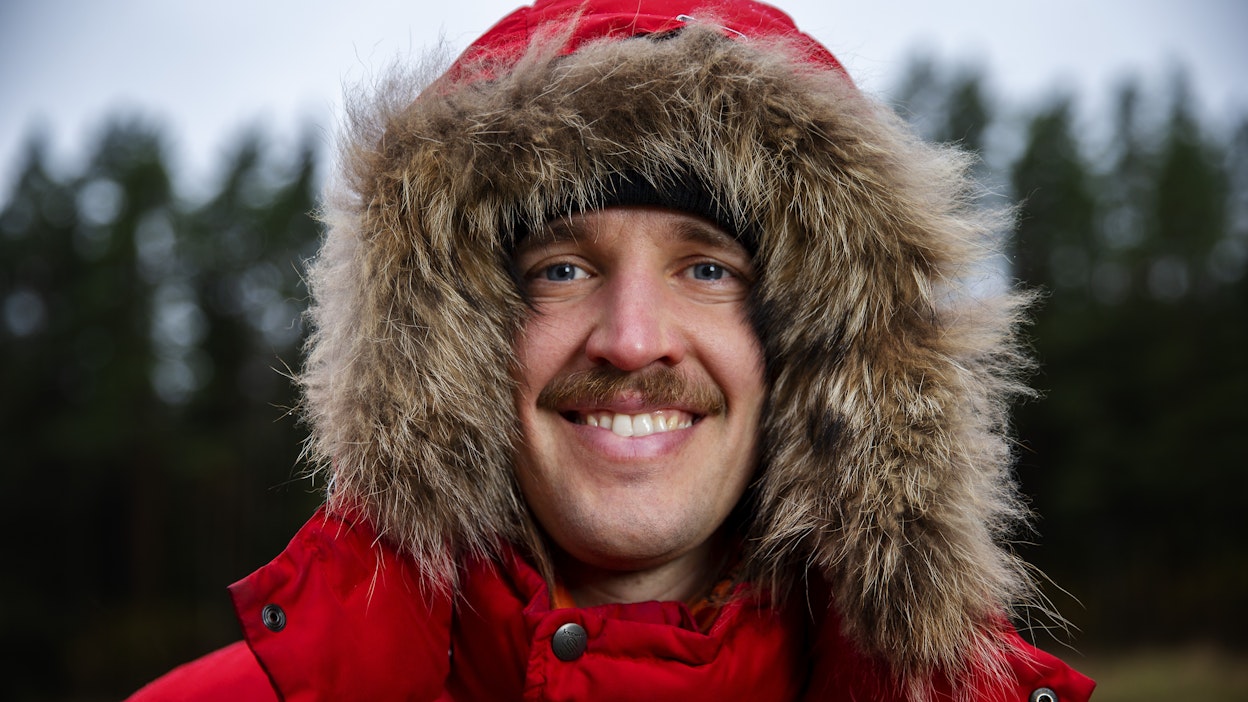 Sampo Rouhiainen käyttää taukotakkina pari kokoa liian suurta untuvatakkia, jonka hän on löytänyt kirpputorilta.