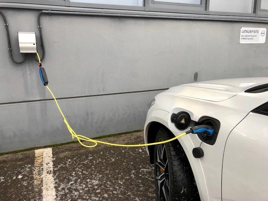 EU uhkaa autotehtaita miljardisakoilla, elleivät ne saa keskipäästöjä alas. Siksi vähäpäästöisiä autoja myydään houkuttelevilla tarjouksilla.