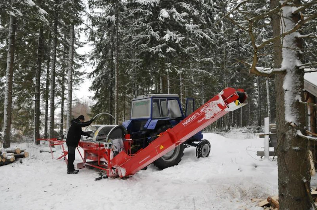 Hakki Pilke Raven painaa noin 600 kiloa ja on kuljetusasennossa poisto- ja syöttökuljetin taitettuina 245 senttiä korkea. Nostopöydän hydrauliikkaa käytetään hydraulivivusta koneen vasemmasta reunasta.
