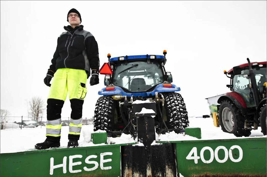 Viime päivien lumisateet ovat pitäneet Olli Kylänpään kiireisenä. Kari Salonen