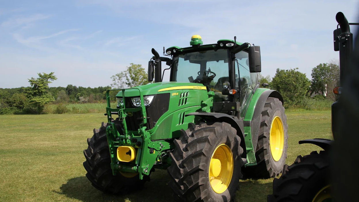 John Deere esitteli uuden etukuormainmalliston. Kuormaimen aisojen irrotus ja kiinnitys sujuu uusien kiinnikkeiden ansiosta kätevämmin ja nopeammin kuin aikaisemmissa malleissa. John Deere 6155 R (oik.) on uusi malli, joka on suunniteltu monipuoliseksi urakoitsijan monitoimikoneeksi tai keskikokoisen tilan muokkaus- ja kuljetuskoneeksi. John Deere osallistuu tällä mallilla Tractor of the Year -kilpailuun.