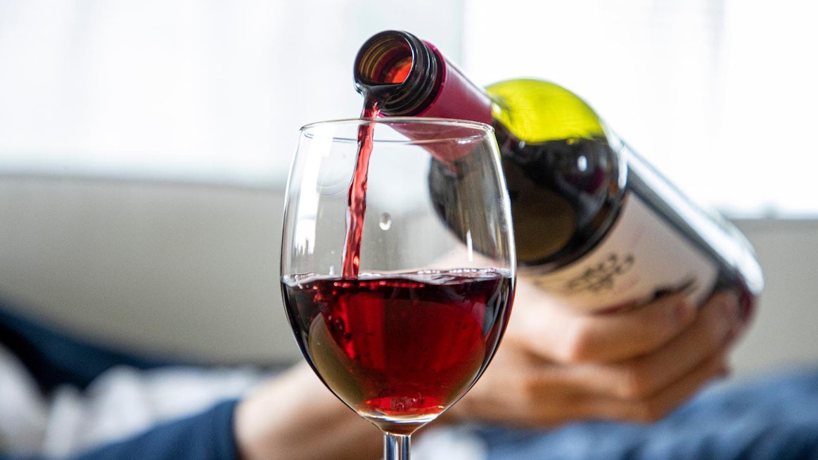 Yllättävän pienikin määrä alkoholia voi edistää syöpään sairastumista.