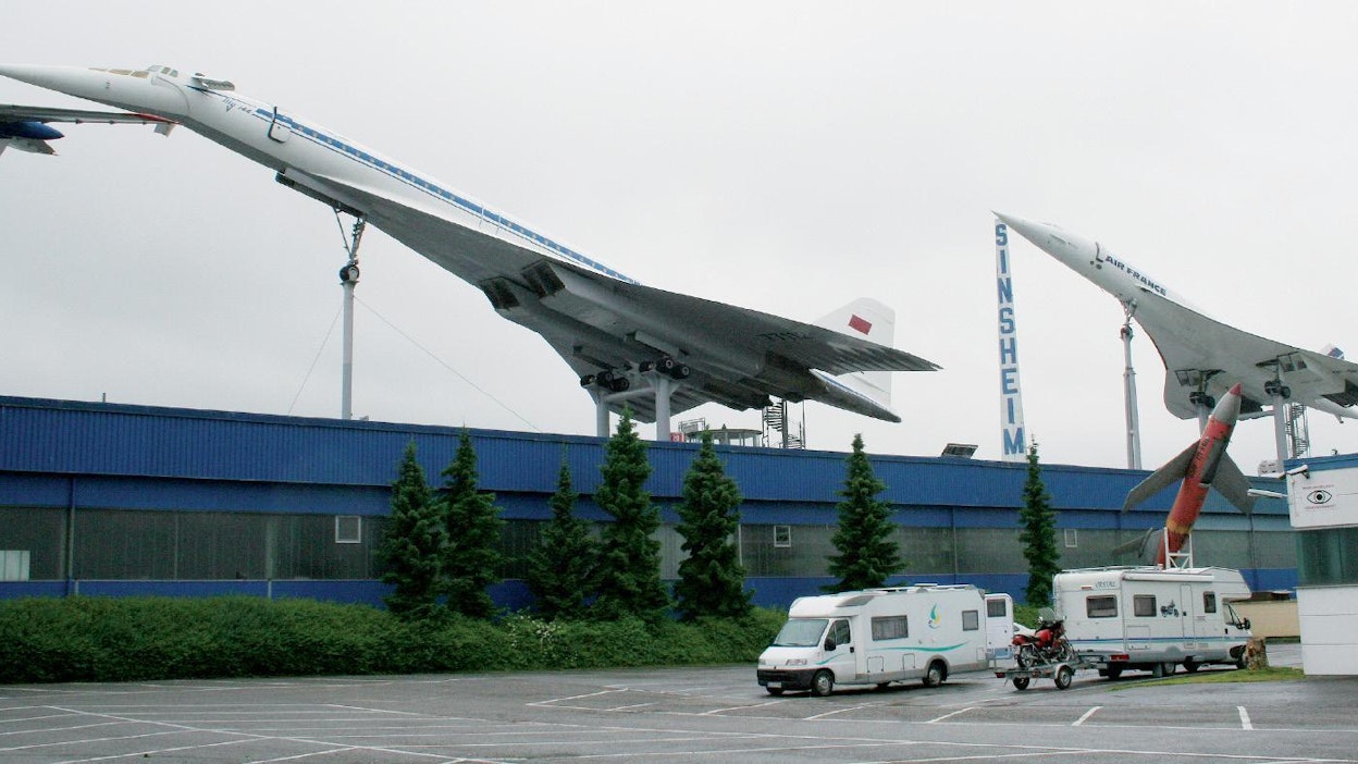 Neuvostoliittolainen Tupolev TU-144 ja brittiläis-ranskalainen Concorde ovat Sinsheimin museon näyttelyesineistä arvokkaimmat ja näyttävimmät. Näiden yliäänimatkustajakoneiden valmistus alkoi 60-luvun lopulla, vastoin yleistä käsitystä Tupolev valmistui ensin ja oli myös nopeampi (2430 km/h). Sen käyttö jäi kuitenkin kokeiluasteelle. Viimeinen Concorde-lento tehtiin marraskuussa 2003, museo sai oman yhdellä eurolla ostetun koneensa 4 kuukautta aiemmin. Museon päärakennuksen katolle sijoitetut koneet ovat mahtava näky, Concorden pituus on 62,17 m, siipiväli 25,60 m ja korkeus 11,32 m. Kummankin koneen sisälle on vapaa pääsy.