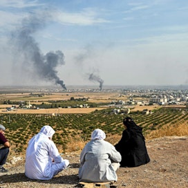Savu nousi syyrialaiskaupunki Ras al-Ainin yltä perjantaina. Kuva on otettu Turkin puolelta. Lehtikuva/AFP
