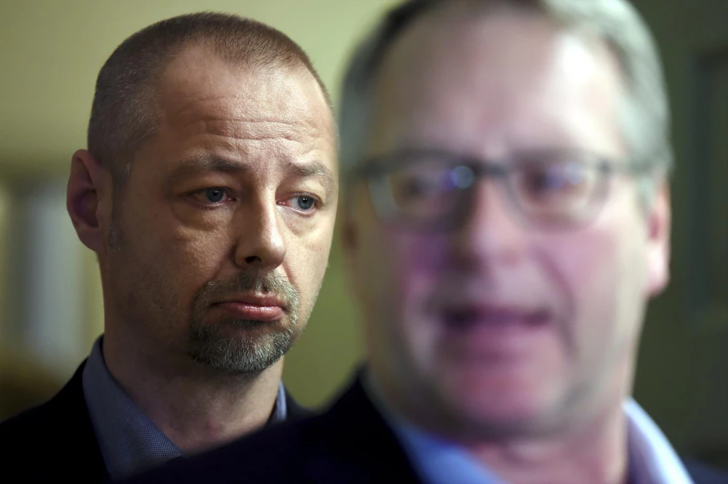 Jyrki Hollmén (vas) harmitteli, ettei sopimus parantanut teollisuuden kilpailukykyä. Petri Vanhala puolestaan iloitsi kiky-tuntien poistumisesta.