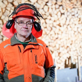 Talvisäät siivittävät polttopuukauppaa. Pekka Harjulan klapivarastot on ehditty ostaa jo melkein tyhjiin.