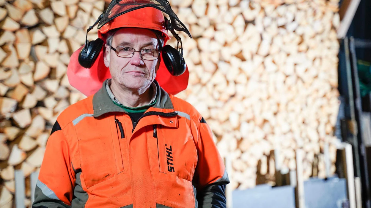 Talvisäät siivittävät polttopuukauppaa. Pekka Harjulan klapivarastot on ehditty ostaa jo melkein tyhjiin.