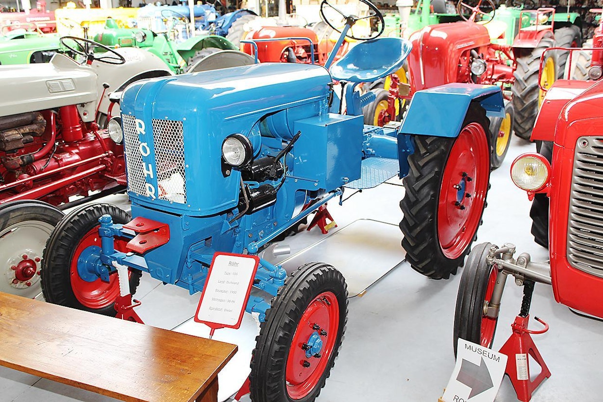 Länsisaksalaisia Röhr-traktoreita tehtiin 3200 kappaletta vuosina 1948–54. Malleja ennätti olla reilun tusinan verran teholuokissa 12–60 hv. Monen tuon ajan saksalaisen pikkuvalmistajan tapaan moottorit, voimansiirrot ja mahdollinen hydrauliiikka tulivat muualta. Kuvan Röhr on varustettu 1-sylinterisellä ja ilmajäähdytteisellä MWM-moottorilla ja ZF- tai Hurth-vaihteistolla.