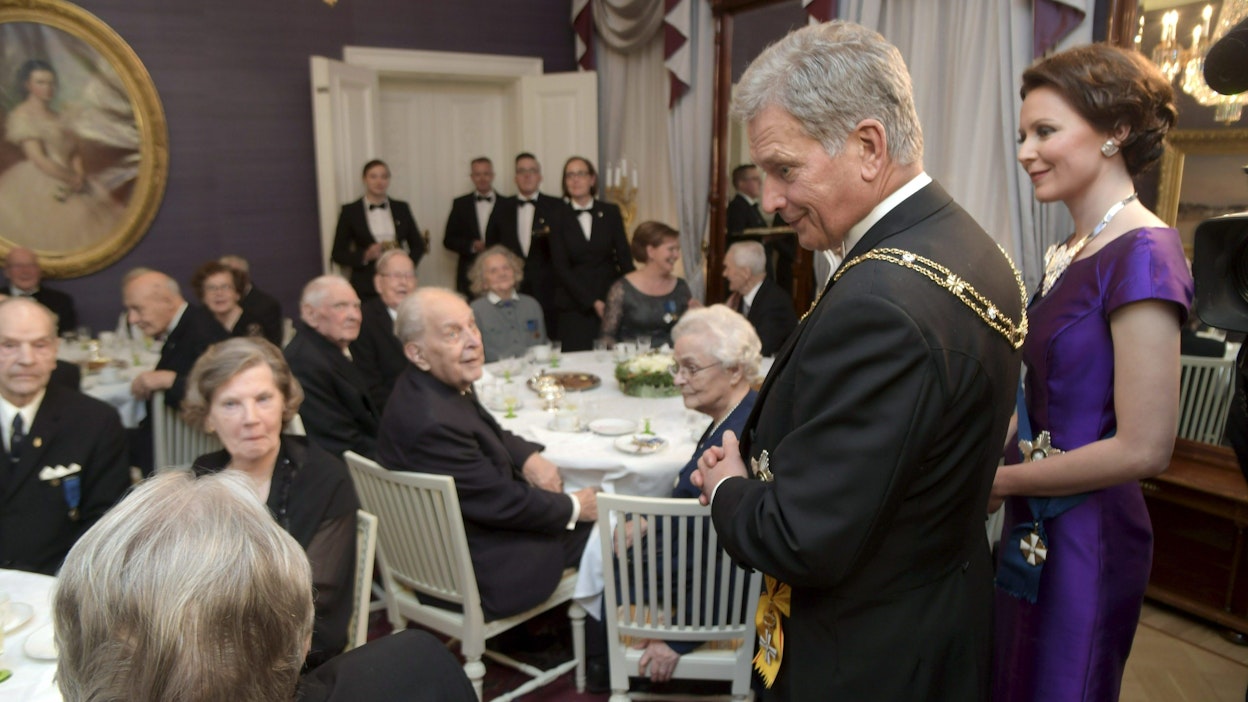 Presidentti Sauli Niinistö ja Jenni Haukio keskustelivat veteraanien kanssa itsenäisyyspäivän vastaanotolla vuonna 2016.
