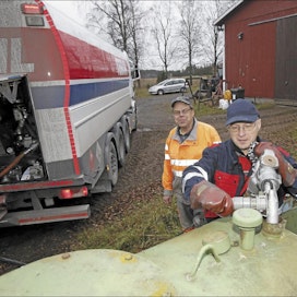 Kiitosimeonin kuljettaja Jyrki Ahokainen (edessä) vei kevyttä polttoöljyä Matti Äijälän maatilalle Ypäjälle maanantaina. Öljyä kuluu tilalla talvella ainakin lumen auraukseen. Pasi Leino