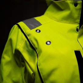 Image Wearen uudessa työtakissa on led-valot takin etu- ja takapuolella sekä hihoissa.