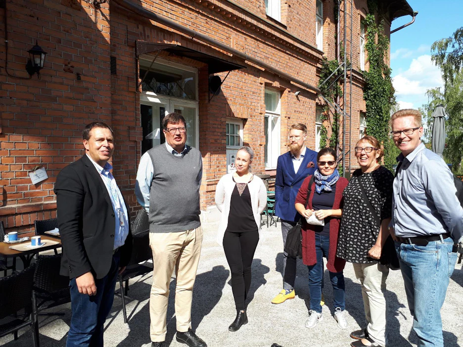 Elokuussa Tampereen Hiedanrannassa vieraili muun muassa kansanedustaja Arto Satonen seurueineen. Kuvassa vasemmalta alueen kehitysjohtaja Reijo Väliharju, Arto Satonen, eduskunta-avustajat Noora Kalli ja Kimmo Suoniemi, DTS:n projektipäällikkö Pirjo Niemelä, DTS:n yrittäjä Raini Kiukas ja yrittäjä Jarmo Palukka.