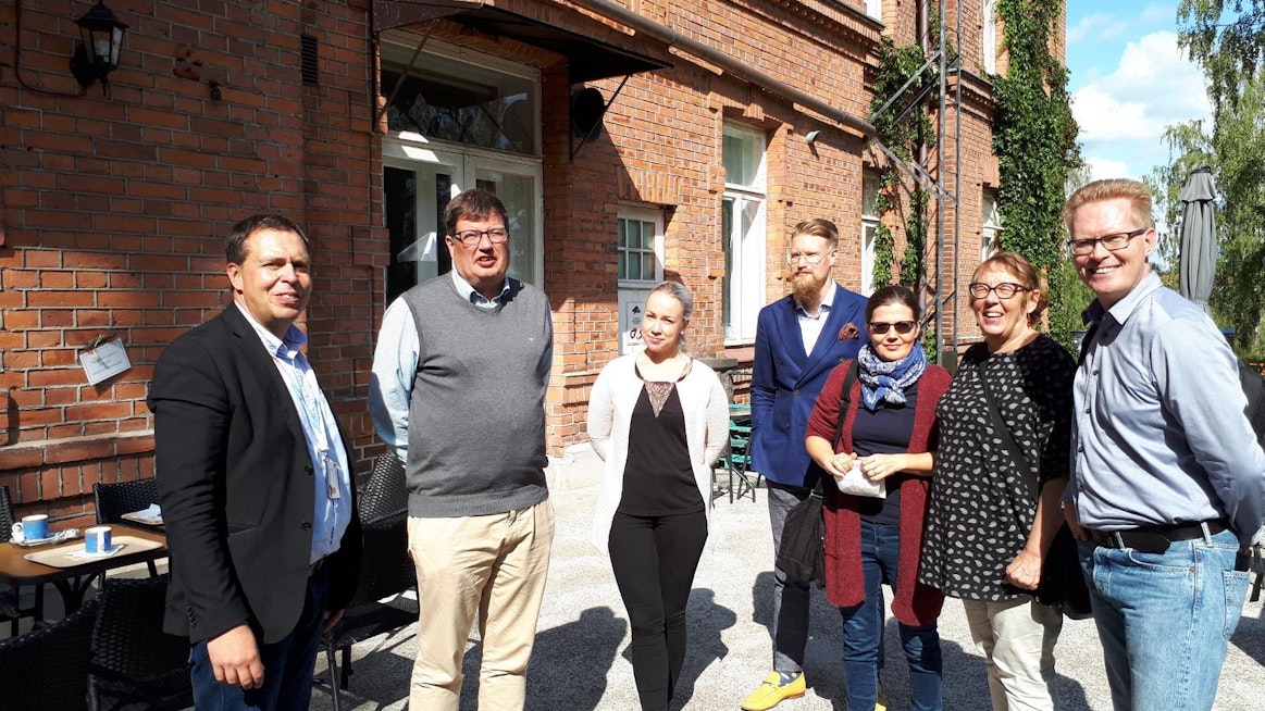 Elokuussa Tampereen Hiedanrannassa vieraili muun muassa kansanedustaja Arto Satonen seurueineen. Kuvassa vasemmalta alueen kehitysjohtaja Reijo Väliharju, Arto Satonen, eduskunta-avustajat Noora Kalli ja Kimmo Suoniemi, DTS:n projektipäällikkö Pirjo Niemelä, DTS:n yrittäjä Raini Kiukas ja yrittäjä Jarmo Palukka.