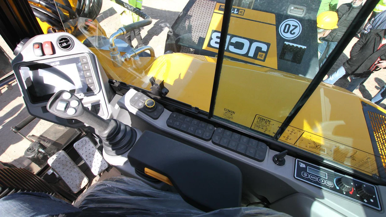 Hallintalaitteet vastaavat normaaleja JCB:n kokoluokan koneita. Ilmaistuin on lisävaruste.