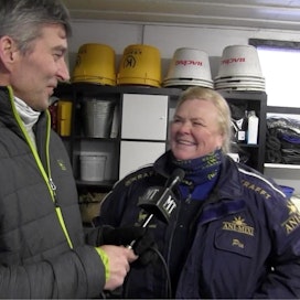 MT Ravien toimittaja Juha Jokinen kävi tapaamassa linjan hevosvalmentaja Pia Huusaria Haminassa.