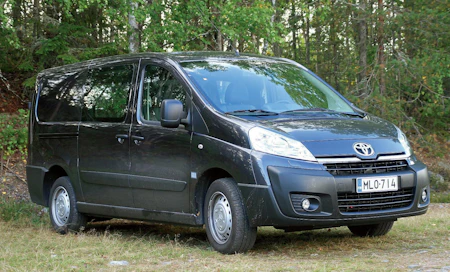 PSA-konsernin kanssa yhteistyössä tehdyllä Toyota Proacella on paljon näytettävää Hiacen poistuttua näyttämöltä. Tehtävän vaikeutta lisäävät taloudellisesti epävarmat ajat. Valtteina voidaan pitää kattavaa varustelua, turvallisuustasoa, etuvetoisuutta ja kattavaa huoltoverkostoa.