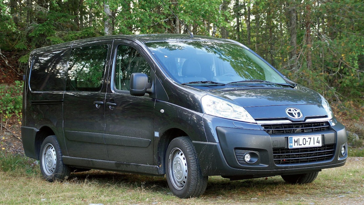 PSA-konsernin kanssa yhteistyössä tehdyllä Toyota Proacella on paljon näytettävää Hiacen poistuttua näyttämöltä. Tehtävän vaikeutta lisäävät taloudellisesti epävarmat ajat. Valtteina voidaan pitää kattavaa varustelua, turvallisuustasoa, etuvetoisuutta ja kattavaa huoltoverkostoa.