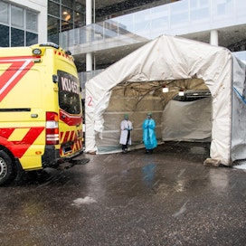 Meilahden sairaala-alueella testattiin koronavirusta drive in -teltassa. Ne joilla ei ole mahdollisuutta päästä testiin omalla autolla, tuodaan paikalle ambulanssilla. Kuvituskuva.