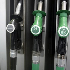 Bensiinin kuluttajahintoihin raakaöljyn kallistuminen ei ole vaikuttanut. LEHTIKUVA / JUSSI NUKARI