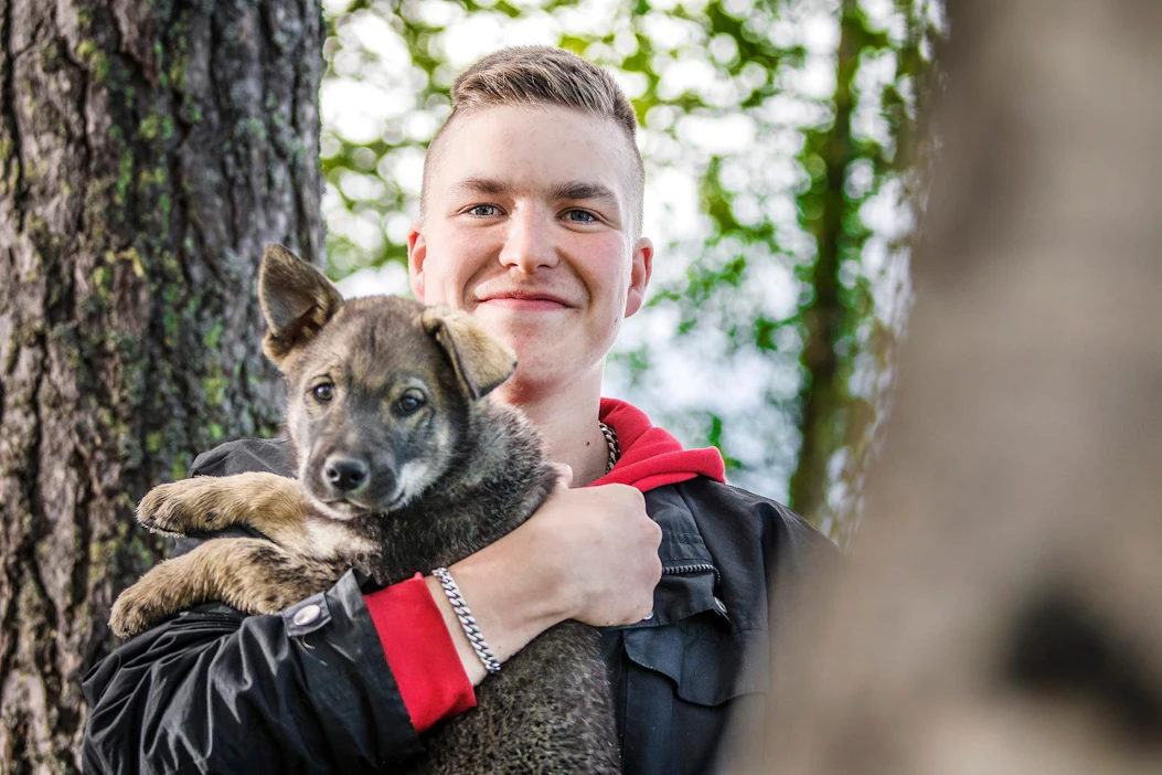 Iiläinen Allan Kaleva ampui hirvimerkin viime syksynä. Metsällä hän on kulkenut äitinsä kanssa alle kouluikäisestä, tulevina syksyinä hän kulkee metsällä oman hirvikoiran kanssa.