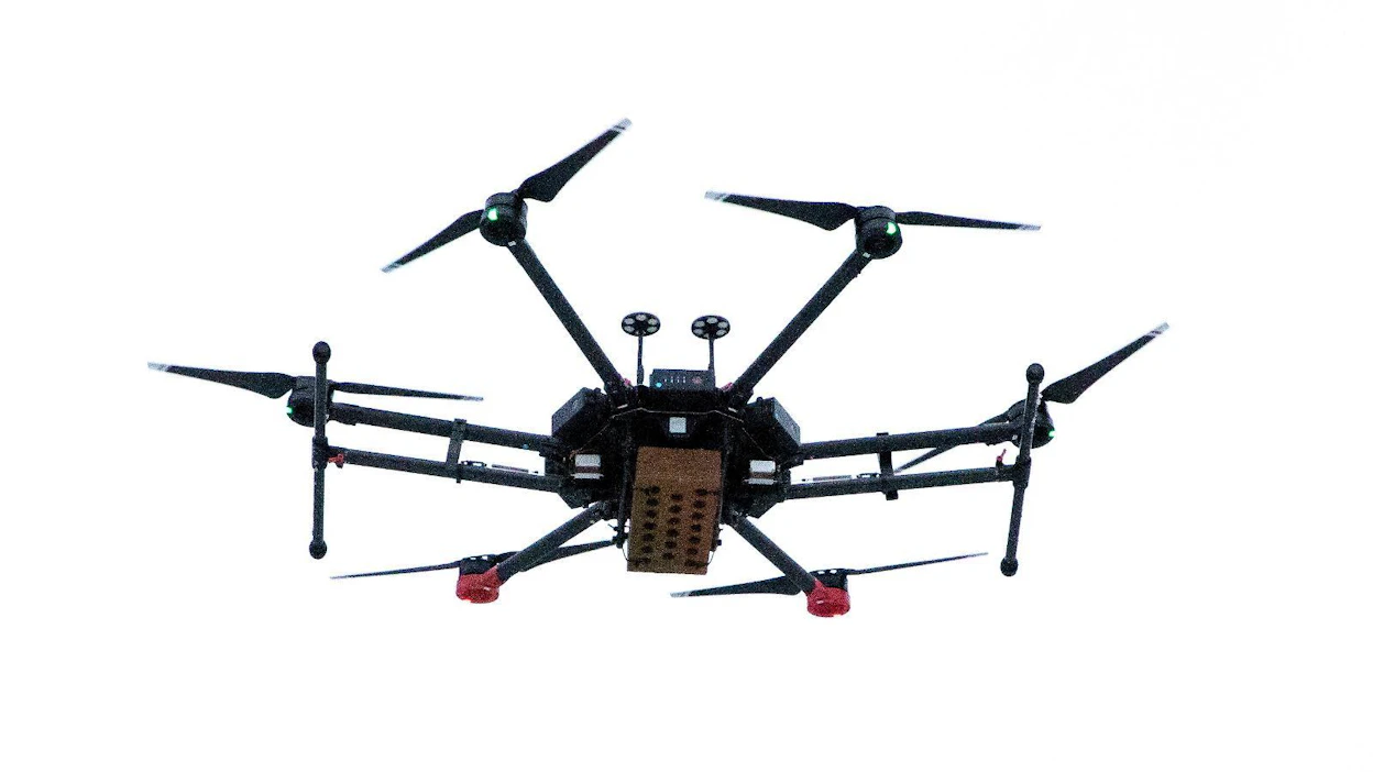 Dronet ovat hyvä esimerkki uudesta hintavasta teknologiasta joka oikein käytettynä voi tarjota myös suuria mahdollisuuksia.
