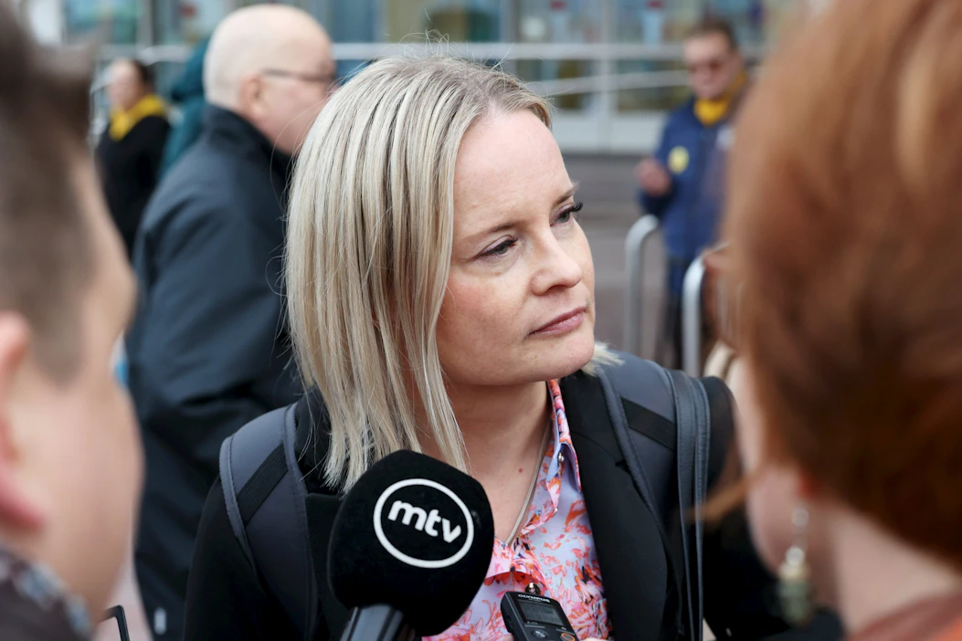 Perussuomalaisten puheenjohtaja Riikka Purra kommentoi Timo Vornasen tapausta toimittajille Turun satamassa sunnuntai-iltana. LEHTIKUVA / ANNI SAVOLAINEN.
