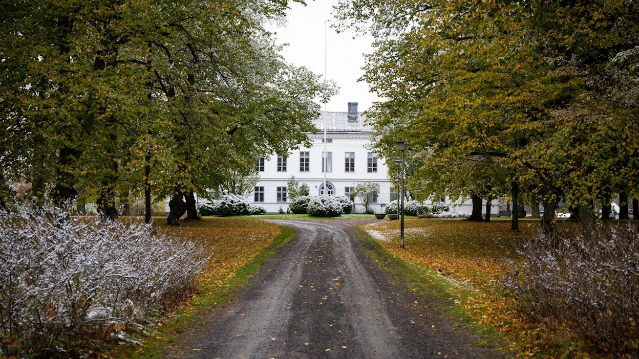 Valtion omistama, suojeltu Jokioisten kartano on tulossa osittain myyntiin. Uusklassinen päärakennus sijaitsee englantistyyppisen puiston keskellä aivan Jokioisten keskustajaaman tuntumassa.