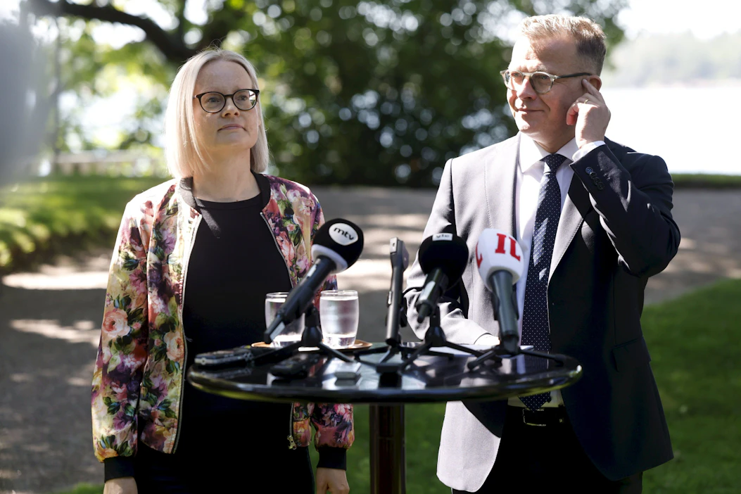 HS:n kyselyn mukaan ministerien rasistisista kirjoituksista ja viesteistä käyty keskustelu on heikentänyt kyselyyn vastanneiden käsitystä erityisesti perussuomalaisista ja kokoomuksesta. Kuvassa kokoomuksen puheenjohtaja, pääministeri Petteri Orpo (oik.) ja perussuomalaisten puheenjohtaja, valtiovarainministeri Riikka Purra (vas.). LEHTIKUVA / Roni Rekomaa.