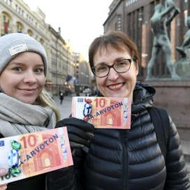Naisten palkkapäivää vietettiin mm. jakamalla palkkapäivämateriaalia ohikulkijoille Kolmen sepän aukiolla Helsingissä.