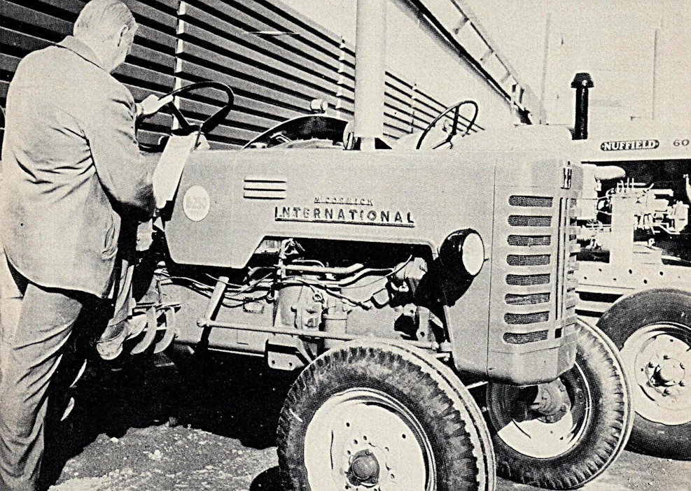 Suomessa myytiin 1970-luvun alussa keskimäärin 9 500 uutta traktoria vuodessa. 10 vuoden takaisista huippulukemista oli tultu alaspäin noin 5 000 traktorin verran, mutta vaihtokoneiden määrä oli lisääntynyt, koska enimmät ensimmäiset traktorit oli ostettu aiemmin ja nyt ne olivat tulleet vaihtoikään. Keskusliikkeiden piti keksiä keinot, joilla käytetystä traktorista saataisiin houkutteleva vaihtoehto traktorin hankintaa suunnittelevalle viljelijälle.