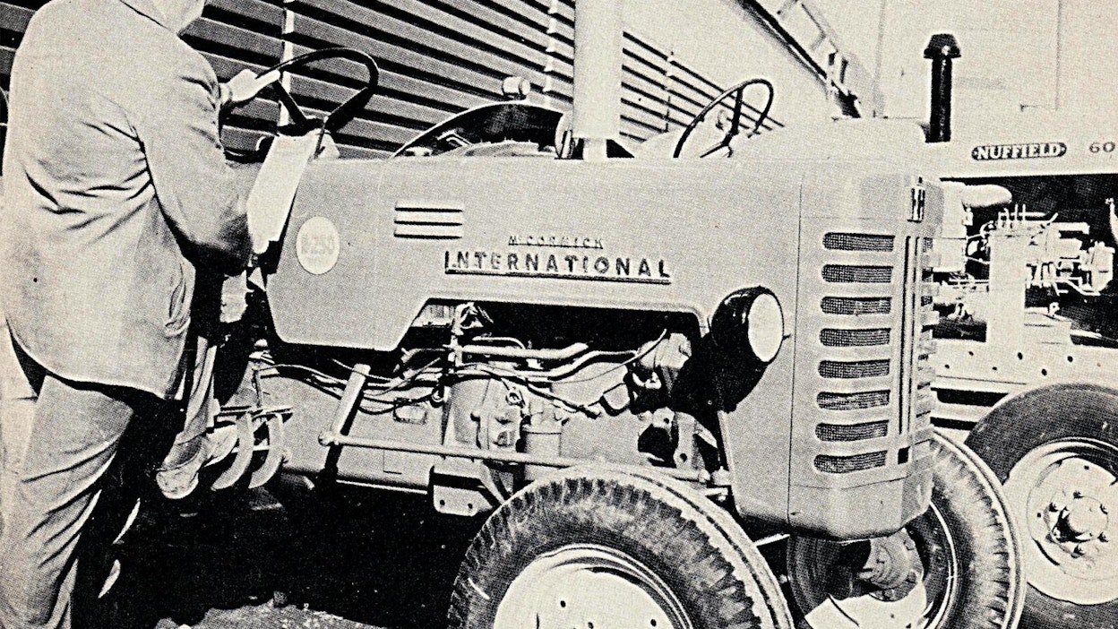 Suomessa myytiin 1970-luvun alussa keskimäärin 9 500 uutta traktoria vuodessa. 10 vuoden takaisista huippulukemista oli tultu alaspäin noin 5 000 traktorin verran, mutta vaihtokoneiden määrä oli lisääntynyt, koska enimmät ensimmäiset traktorit oli ostettu aiemmin ja nyt ne olivat tulleet vaihtoikään. Keskusliikkeiden piti keksiä keinot, joilla käytetystä traktorista saataisiin houkutteleva vaihtoehto traktorin hankintaa suunnittelevalle viljelijälle.