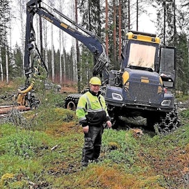 Koneyrittäjä Timo Häkkisen (vas.) täytyi rajoittaa hakkuukohteita marraskuun puolivälissä märkien metsänpohjien vuoksi. Pahimmillaan töissä oli vain yksi korjuuketju. Motoa ajoi metsäkoneenkuljettaja Tommi Hietanen.