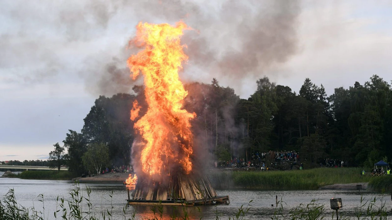 Kokon poltto monin paikoin voi jäädä tältä juhannukselta väliin, sillä Ilmatieteen laitos varoittaa metsäpalovaarasta maan etelä- ja keskiosissa. Viime vuonna juhannuskokko roihusi Helsingin Seurasaaressa. LEHTIKUVA / HEIKKI SAUKKOMAA