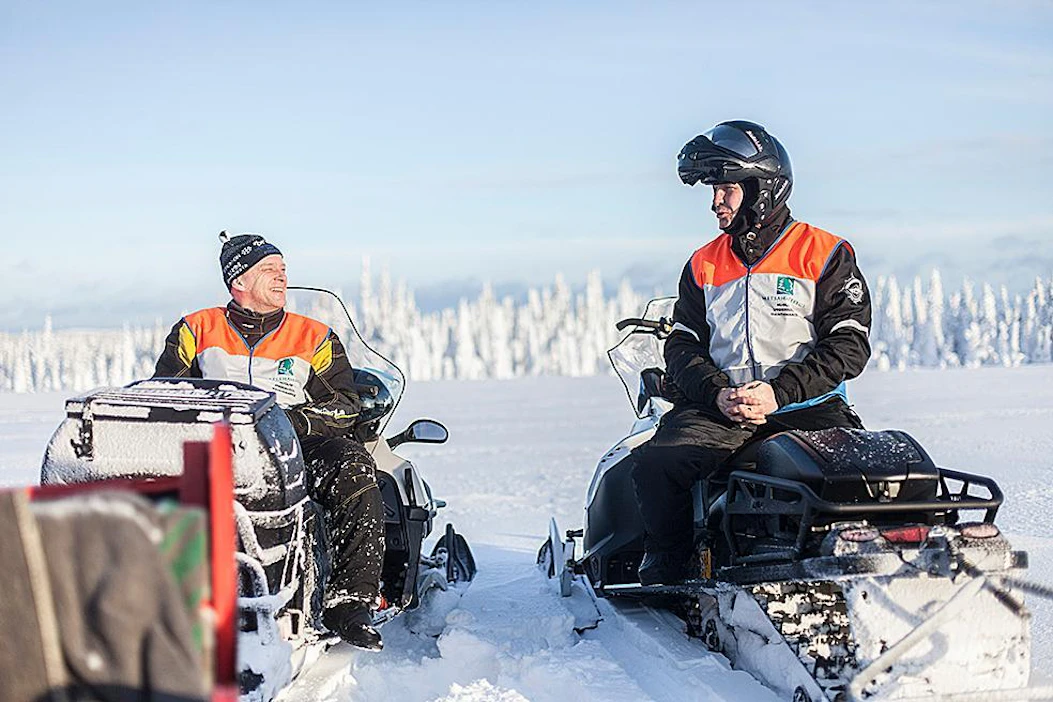 Erätarkastajien suorittamasta valvonnasta 40 prosenttia suuntautuu luonnonsuojelualueille. Kuvassa erätarkastaja Jani Suua (oik.) ja Metsähallituksen suunnittelija Vesa Simonen.