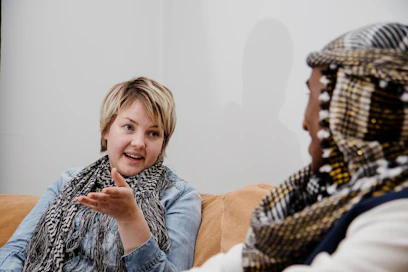 Sirpa Riikonen toivottaa 18-vuotiaan Habib Husseinin tervetulleeksi läksyhelppiin. Kolme vuotta Lieksassa asunut Habib juttelee jo hyvää suomea ja auttaa muita maahan tulijoita.