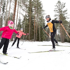 Elli ja Iida Taini pysyvät jo hienosti yhden jalan varassa tasapainossa, kun liikunnanopettaja Nina Mäki neuvoo.