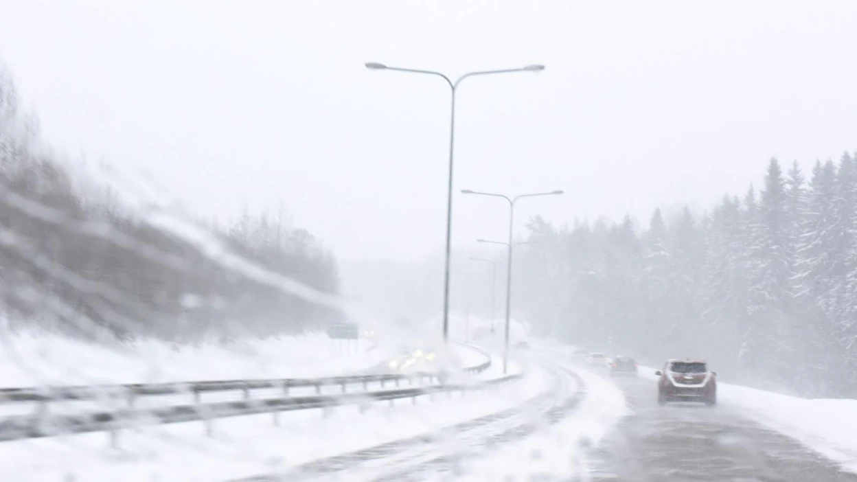 Autoilijoita varoitetaan huonosta tai erittäin huonosta kelistä Pohjois-Pohjanmaalla ja osassa Lappia lumi- ja räntäsateen vuoksi. LEHTIKUVA / Heikki Saukkomaa