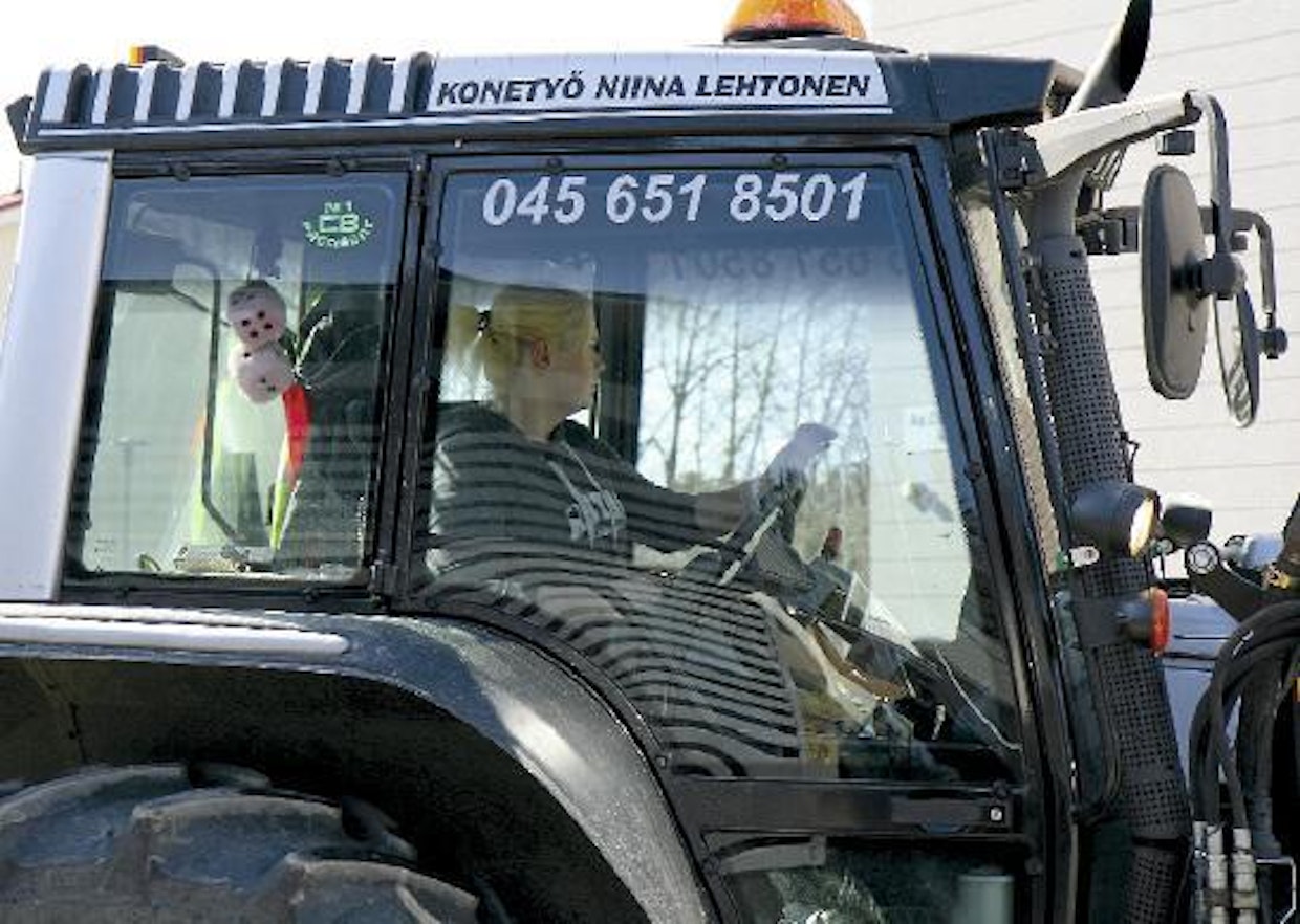 Monet saavat elantonsa keveämmälläkin työllä, mutta työtyytyväisyydessä Niinaa on vaikea ohittaa. Niina Lehtonen on nuoresta iästään huolimatta kokenut traktorikuski.