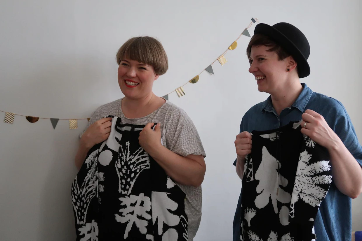 Papu Design valmistaa vaatteita myös aikuisille, sillä kysyntää leikkimielisille vaatteille tuntuu olevan. Hanna-Riikka Heikkilä (vas.) suunnittelee kuosit ja Anna Kurkela on pääsuunnittelija.