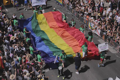 Uusi dollarin kolikko muistuttaa, että homoseksuaalisuuden vastaiset rikosoikeudelliset seuraamukset poistettiin vuonna 1969. Kuva Toronton Prideilta.
