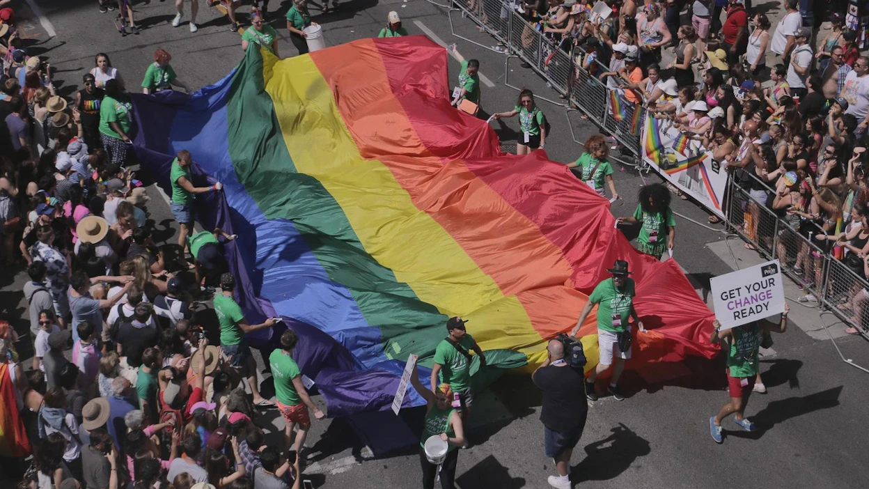 Uusi dollarin kolikko muistuttaa, että homoseksuaalisuuden vastaiset rikosoikeudelliset seuraamukset poistettiin vuonna 1969. Kuva Toronton Prideilta.