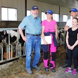 Gordie Jones (vas.) antoi Arto ja Tanja Pajuselle useita vinkkejä, joilla maitotuotoksen pitäisi nousta selvästi. Jonesin mukana tiloilla kiersi HH Embryon asiakkuuspäällikkö Stina Kurki (keskellä).