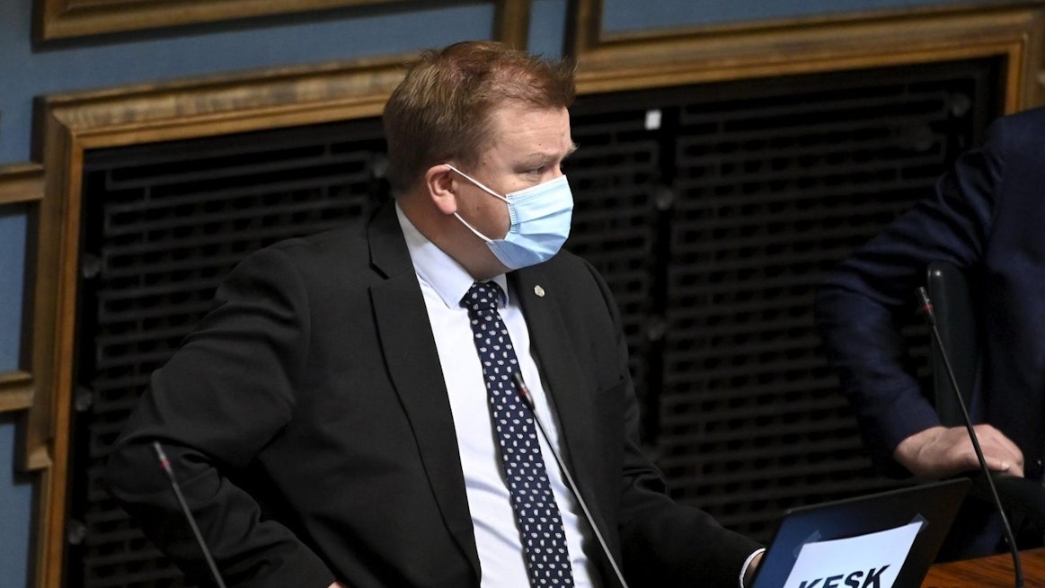 Kaikkonen kertoo, että viivästyksen syynä on eduskunnassa valmistumassa oleva ulko- ja turvallisuuspoliittisen selonteon käsittely, joka on koronaepidemian vuoksi kestänyt odotettua kauemmin. LEHTIKUVA / VESA MOILANEN