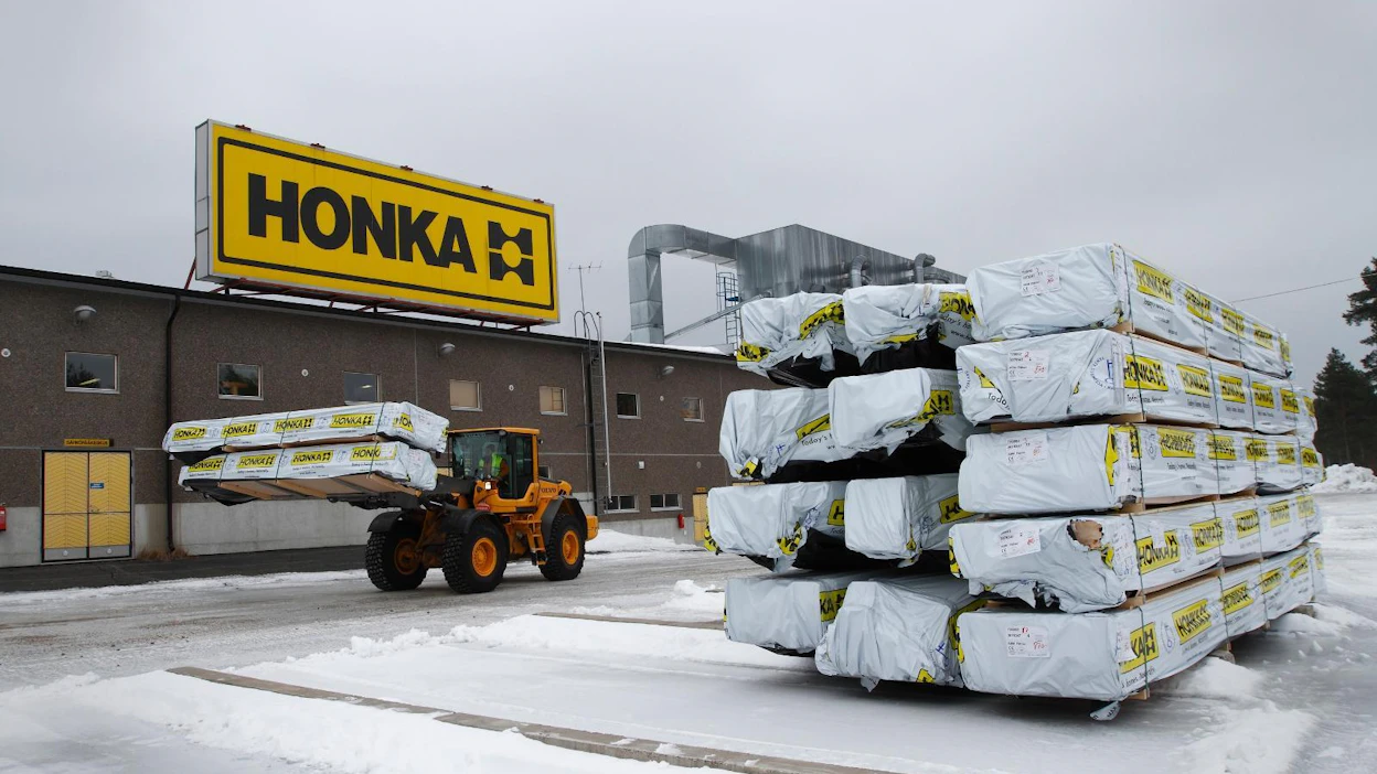 Honkarakenne valmistaa omakotitaloja, vapaa-ajan asuntoja ja julkisia rakennuksia suomalaisesta massiivipuusta. Yhtiön oma tehdas sijaitsee Karstulassa.