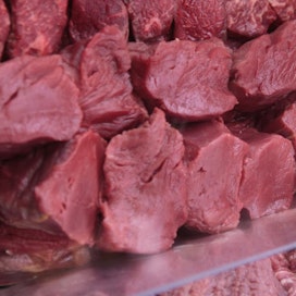 Moni EU-kansalainen ei luota EU:n ulkopuolelta tuotuun hevosenlihaan. Kuvan lihatiskissä on turvallista kotimaista lihaa.
