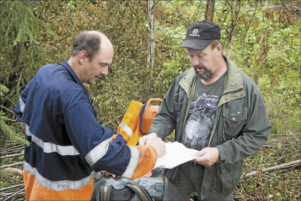 Metsäpalveluyrittäjä Juhani Hirvonen (oik.) näytti kartalta metsuri Hannu Purssilalle seuraavan työmaan sijainnin. Pentti Vänskä