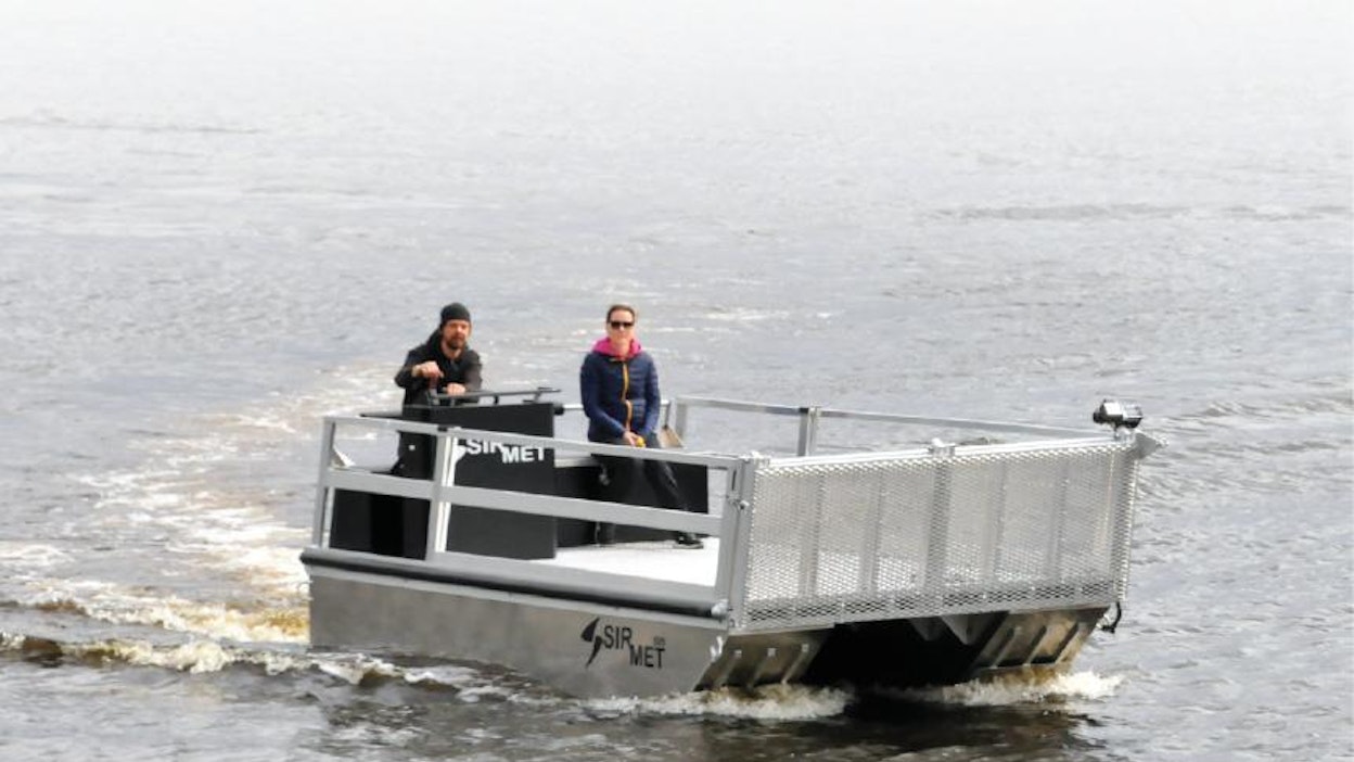 Katamaraani-tyyppinen kuljetuslautta kulkee tasaisesti.