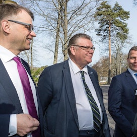 Pääministeri Juha Sipilä (vas), ulkoministeri Timo Soini ja valtivarainministeri Petteri Orpo olivat maanantaiaamuna lehdistön tentattavana Kesärannan pihalla ennen puoliväliriihen alkua.